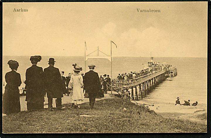 Aarhus. Landgangs broen ved Varna med turbåd og en masse turister. E. Larsen no. 43.