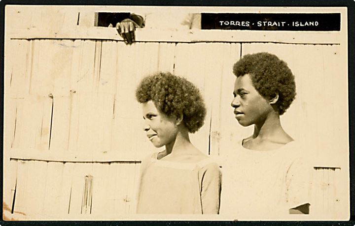 Torres Strait Island. Urbefolkning fra øgruppe mellem Australien og New Guinea. Fotokort antagelig hjembragt til Danmark af sømand og afsendt fra København 1929.