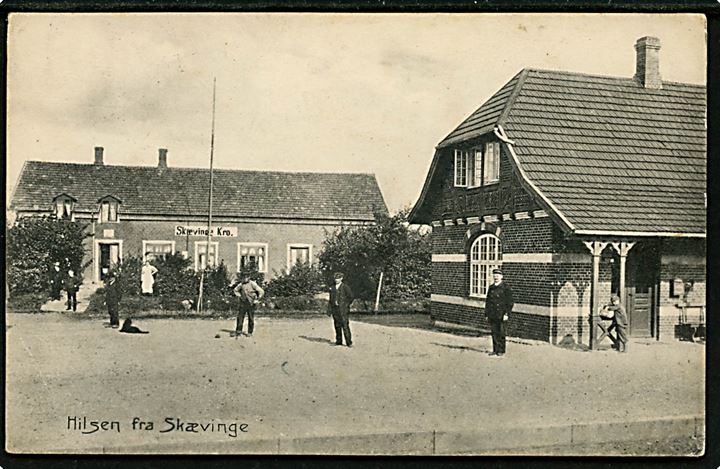 Skævinge jernbanestation og i baggrunden Skævinge Kro. A. Ankersted no. 17064.