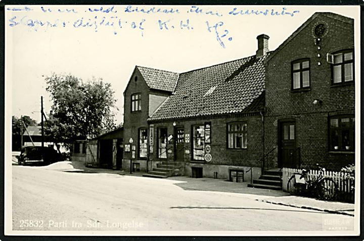 Sdr. Longelse, gadeparti med købmand. Fotokort u/no. Frankeret med 20 øre Fr. IX stemplet Longelse d. 10.7.1951 til Lyngby.