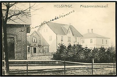 Helsinge, jernbanestation og i baggrunden missionshuset. Svegård no. 9720.