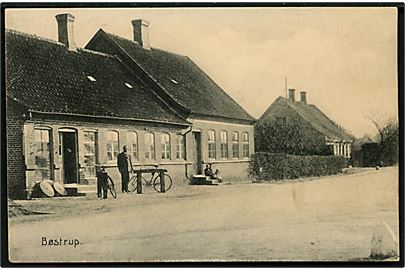 Bøstrup på Langeland, gadeparti med landhandel. C. Jenssen-Tusch u/no.