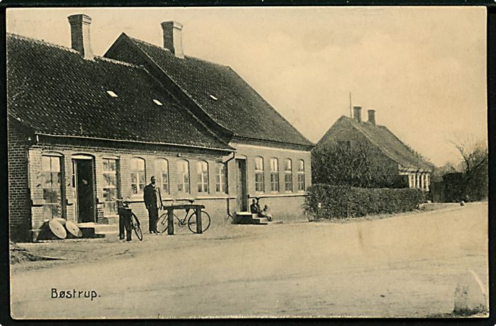 Bøstrup på Langeland, gadeparti med landhandel. C. Jenssen-Tusch u/no.