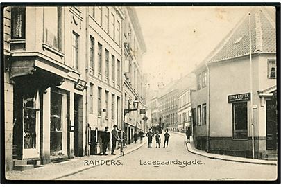 Randers, Ladegaardsgade med Riis & Dreyers Vinhandel. E. Nielsen no. 9959.