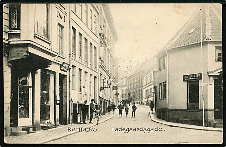 Randers, Ladegaardsgade med Riis & Dreyers Vinhandel. E. Nielsen no. 9959.