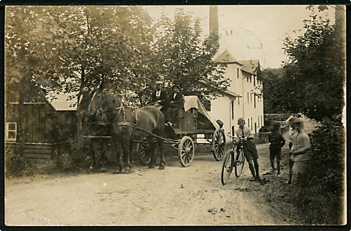 Grejsdal, parti med fabrik og hestevogn. Fotokort u/no.