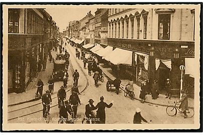 Odense, Kongensgade hj. Vestergade med trafik for færdselsbetjent. Stenders Odense no. 250.