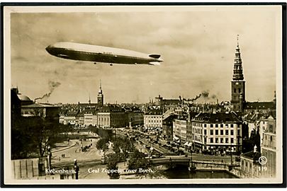 Luftskibet LZ127 “Graf Zeppelin” over København. O. Lütken no. 119.