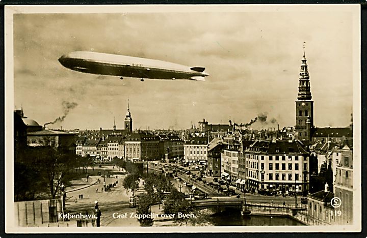 Luftskibet LZ127 “Graf Zeppelin” over København. O. Lütken no. 119.