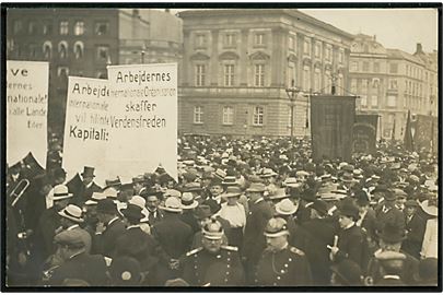 Købh., Demonstration ved Videnskabernes Hus i forb. med den 8. Internationale Socialist Kongres august 1910. Fotokort u/no.