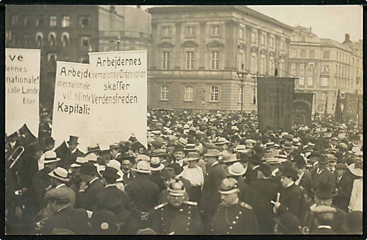 Købh., Demonstration ved Videnskabernes Hus i forb. med den 8. Internationale Socialist Kongres august 1910. Fotokort u/no.