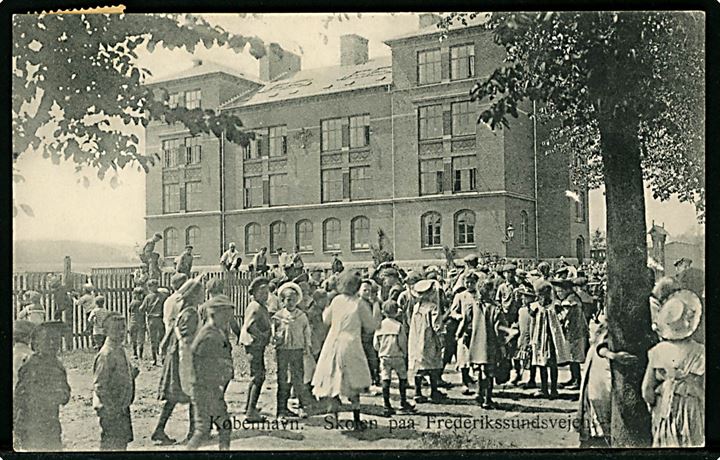 Købh., Frederikssundsvej, skolen med elever. A. Koefoed u/no.