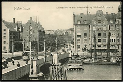 Købh., Knippelsbro set mod Privatbanken og Ministerialbygningen. Med sporvogn linie 2, vogn 57. B.M. & Co. no. 12.