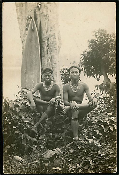 Hollandsk Indien. 2 unge indfødte med surfbræt. Fotokort. 