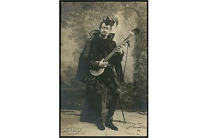 Skuespiller Peter Skram i stykket Faust. Holger Ferlov no. 14. Tiltrykt Børnehjælpsdagen, 9. Maj 1906 og sendt lokalt i Kjøbenhavn d. 5.6.1906.