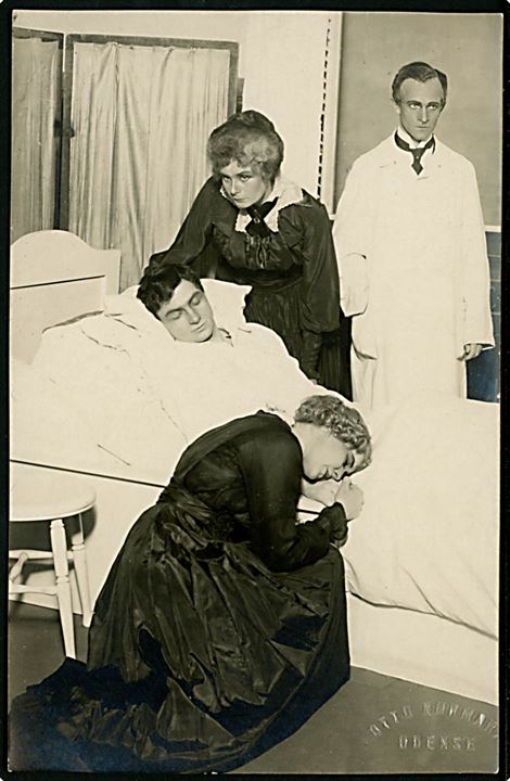 Odense teater 1916 forestilling Fædrelandet af Einar Christiansen med skuespiller: Ellen Kornbeck, Svend Rindom, Karen Margrethe Glahn og Erik Henning-Jensen. Fotograf Otto Nørmark u/no.