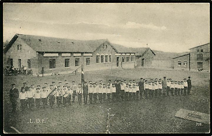 L.D.F. (Landerupgaard Drenge Forbund) opstillet med fane. Forening optaget i FDF i 1916. G. Burcharth no. 708. Sendt lokalt i Malling 191?. BEMÆRK LUKKET RIFT I BUNDEN. 