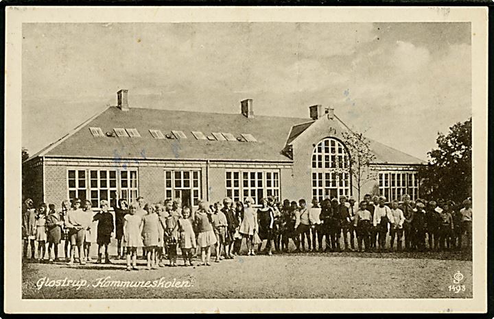 Glostrup, kommuneskolen med elever. I. Chr. Olsen no. 1493. Anvendt i 1955.