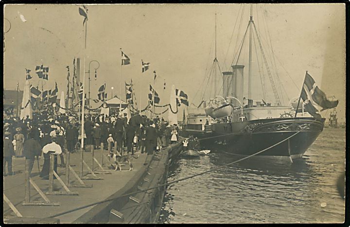 Aalborg, Kongeskibet Dannebrog under kongebesøget d. 9.8.1908. Fotokort u/no.