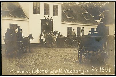 Nørre Vosborg, kongens ankomst under kongebesøget d. 3.8.1908. Fotokort u/no.