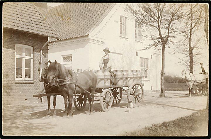 Mælkevogn ved mejeri - muligvis i Brørup. Fotokort u/no.