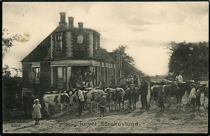 Nørskovlunde pr. Kjellerup. Torvet med kvæg. No. 8076.