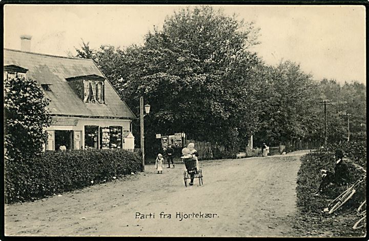 Hjortekær ved Lyngby, gadeparti med købmandshandel. Stenders no. 12414.