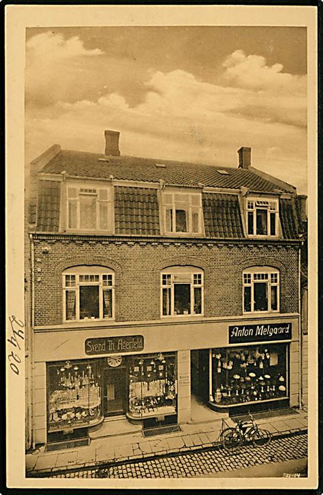 Nykøbing F., Urmager Svend Th. Agerfeld og el-installatør Anton Melgaard's forretninger. Teaterkiosken u/no.