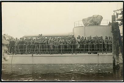 Genforening. Sønderjydsk Kommando ankommer ombord på Olfert Fischer til Sønderborg d. 5.5.1920. Fotokort u/no.