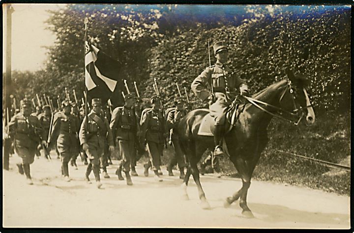 Genforening. Mandskab fra Sønderjydsk Kommando's II Bataljon på march. Fotokort u/no.