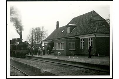 Nordenskov jernbanestation på Varde-Grindsted-banen med damplokomotiv. Fotografi 9½x12 cm.