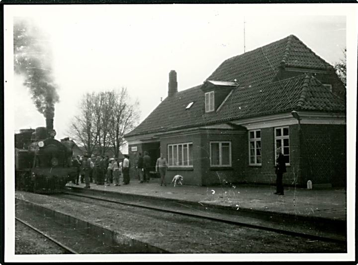 Nordenskov jernbanestation på Varde-Grindsted-banen med damplokomotiv. Fotografi 9½x12 cm.