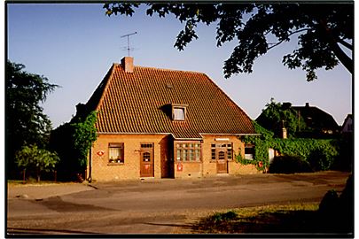 Eskebjerg jernbanestation og postekspedition. Privat farvefotografi 10x15 cm.