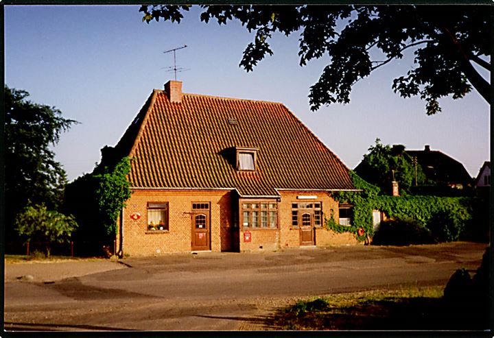 Eskebjerg jernbanestation og postekspedition. Privat farvefotografi 10x15 cm.