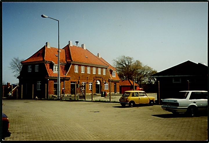 Allinge jernbanestation i 1990'erne. Privat farvefotografi 10x15 cm.