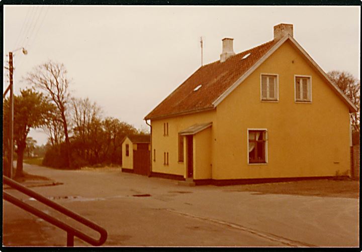 Lobbæk jernbanestation. Privat farvefotografi 9x13.cm.