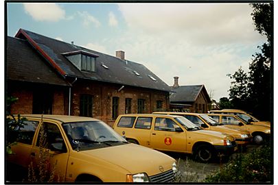 Nørager jernbanestation og postbiler. Privat farvefotografi 10x15 cm.