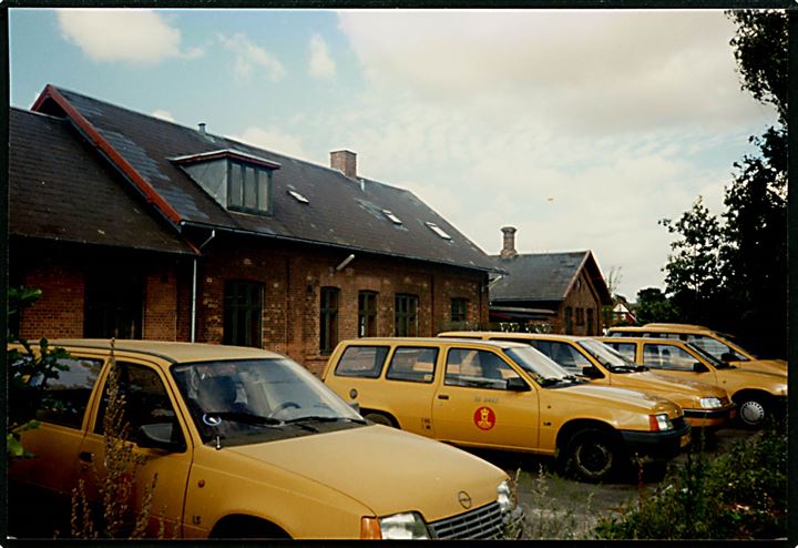 Nørager jernbanestation og postbiler. Privat farvefotografi 10x15 cm.