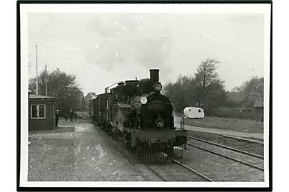 Mølby Midtjylland jernbanestation med ankommende damptog. Fotografi 9x12 cm.