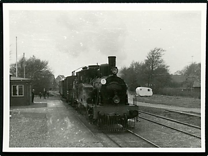 Mølby Midtjylland jernbanestation med ankommende damptog. Fotografi 9x12 cm.