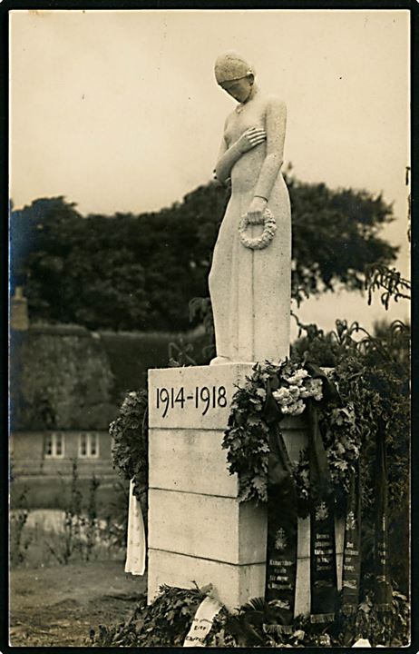 10 øre Chr. X 60 år udg. single på GRÆNSEPORTO brevkort (Mindesmærke for faldne 1914-1918 i Højer) annulleret med brotype IIc Højer sn2 d. 19.8.1931 til Westerland på Sylt. Påskrevet Grenzgebiet. Sjældent eksempel på grænsepost fra vestkysten. 