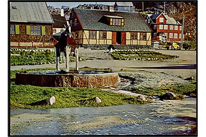 Springvand og gamle bygninger, Julianehåb. KGH no. 16.  Grønlund Publishers, Foto Jørgen Jensen. (Uden tiltryk Grønlands Postvæsen).