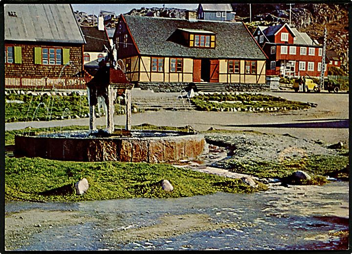 Springvand og gamle bygninger, Julianehåb. KGH no. 16.  Grønlund Publishers, Foto Jørgen Jensen. (Uden tiltryk Grønlands Postvæsen).