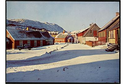 Gadeparti og kirken, Julianehåb. KGH no. 16.  Grønlund Publishers, Foto Jørgen Jensen. (Uden tiltryk Grønlands Postvæsen).