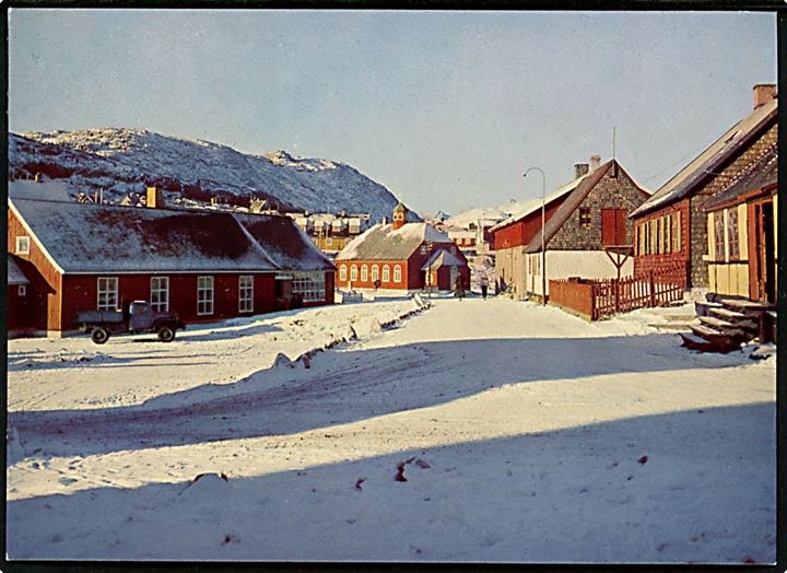 Gadeparti og kirken, Julianehåb. KGH no. 16.  Grønlund Publishers, Foto Jørgen Jensen. (Uden tiltryk Grønlands Postvæsen).