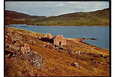 Hvalsø ruin af Nordbokirke (12. Årh) nær Julianehåb. KGH no. 18.  Grønlund Publishers, Foto Hans C. Christiansen. (Uden tiltryk Grønlands Postvæsen).