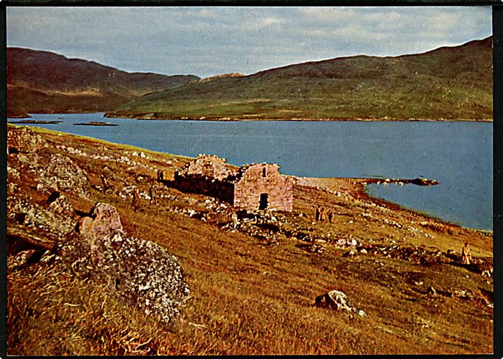 Hvalsø ruin af Nordbokirke (12. Årh) nær Julianehåb. KGH no. 18.  Grønlund Publishers, Foto Hans C. Christiansen. (Uden tiltryk Grønlands Postvæsen).