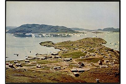 Udsigt over bymidten og fjorden, Narssaq. KGH no. 23.  Grønlund Publishers, Foto Bengt Vienberg. (Uden tiltryk Grønlands Postvæsen).