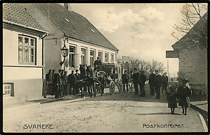 Svaneke. Postkontoret med postvogn og postbude. F. Sørensen no. 226.