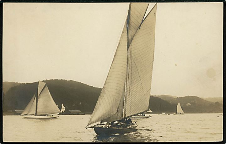 Lystsejlere i Vejle fjord. Fotograf Nissen, Vejle. U/no. Har været opklæbet.